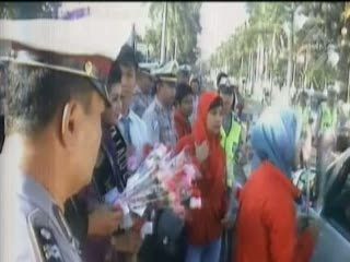Valentine! Puluhan Polisi Bagi-bagikan Bunga dan Coklat