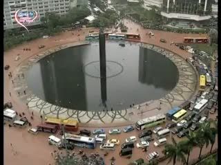 Artika Sari Devi dan Baim Cuci Baju Gratis Korban Banjir Kalideres