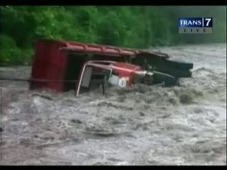 Truk Penambang Batu Terseret Lahar Dingin