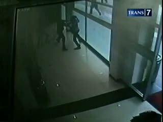 Komplotan Pembobol ATM, Terekam CCTV