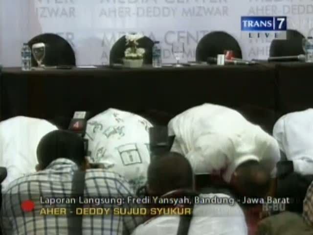 Aher-Deddy Sujud Syukur