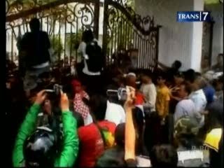 Demo Ricuh, Massa Memaksa Masuk Kantor Bupati