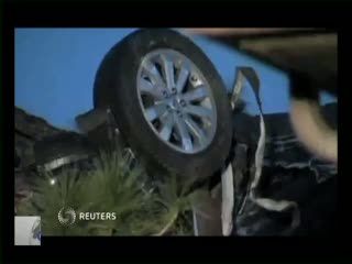 Kecelakaan, Mobil Nangkring di Atap Rumah
