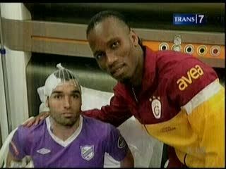 Drogba Jenguk Pemain Korban Sundulannya