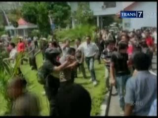 Tuntut Tarif Sewa Diturunkan, PKL Bentrok