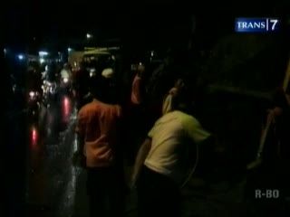 Jalur Puncak Lumpuh Tertutup Longsor