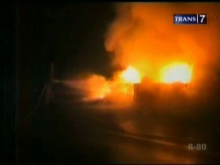 Mobil Pengangkut Oli Ludes Terbakar di Tol