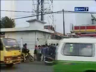 Tuntut Uang Pensiun, Pria Nekad Panjat Tower