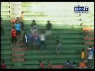 Aremania dan Bonek Bentrok