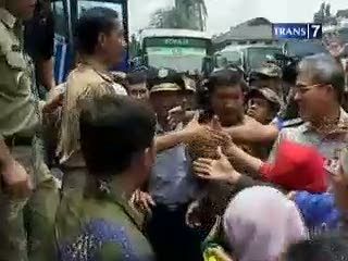 APTB Beroperasi, Sopir Angkot Protes