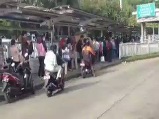 Antrian Pengguna Bus TransJ Mengular Hingga 500 Meter