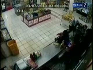 Aksi Perampokan Minimarket Terekam CCTV