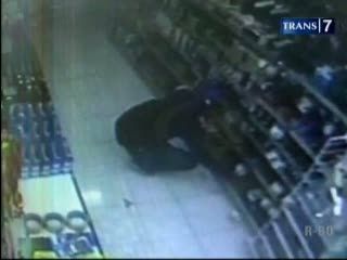 Pencurian di Minimarket Terekam CCTV
