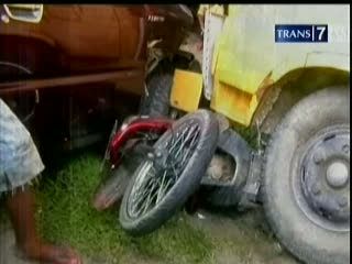Tabrakan Beruntun, Pemotor Tewas Terjepit