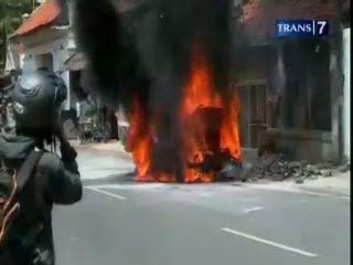 Tangki Bocor, Sedan Mewah Terbakar di Jalan