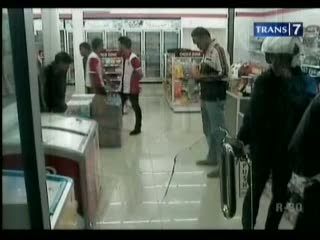Geng Motor Lempari Minimarket