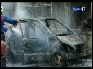 Sedan Mewah Terbakar