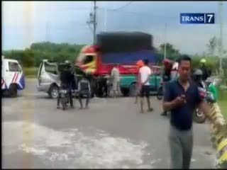 Belajar Menyetir, Mobil Hantam Truk Tronton