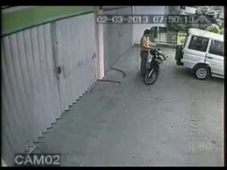 Pencuri Pemecah Kaca Mobil Terekam CCTV, Tertangkap