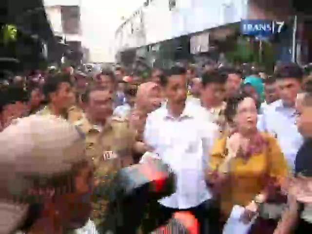Jokowi Blusukan Minum Jamu