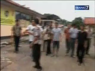 Diancam Ditembak Polisi, Warga Mengamuk