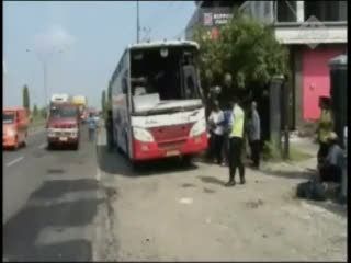 Bus Ugal-ugalanTabrak Truk Gandeng yang Sedang Parkir