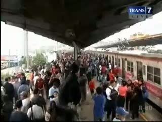 Kereta Ekonomi Dihapus, Warga Blokir Rel