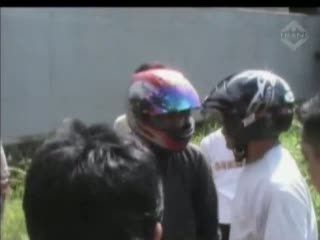 Warga dan Mahasiswa Bentrok dengan Preman serta Polisi
