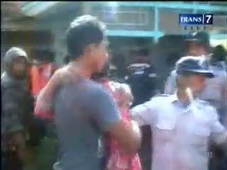 Korban Longsor Ditemukan, Keluarga Histeris 
