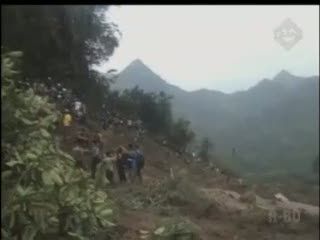 Lokasi Tanah Longsor Menjadi Tontonan Warga