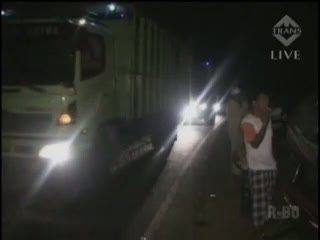 Mobil Pengangkut Cabe Tabrakan, Warga Berebut Cabe