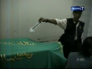 Pria Nekat Bakar Diri Depan 2 Teman Wanitanya