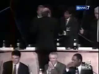 Presiden FIFA, Sepp Blatter Terjatuh