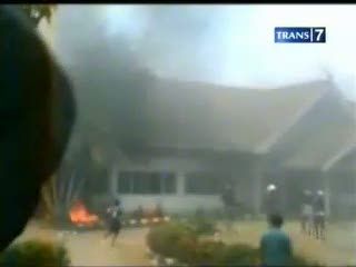 Amuk Massa Protes Keputusan KPU