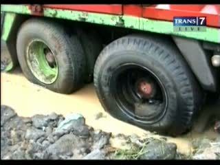 Tanggul Jebol, Truk dan Mobil Terseret Arus