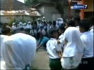 Ular Piton Masuk Sekolah, Siswa Panik  