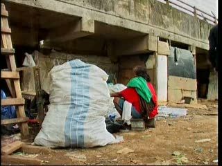 Ratusan Warga Tinggal di Kolong Jembatan