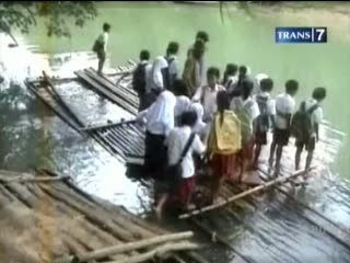 Rakit jadi Alat Penyeberangan Anak Sekolah