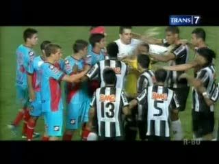 Pemain Arsenal Serang Wasit