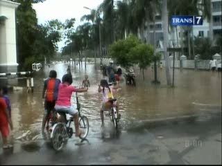 Diterjang Banjir, Perumahan Mewah jadi Tontonan