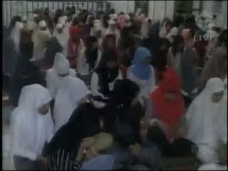 Ratusan Siswa Histeris dan Pingsan Saat Dzikir