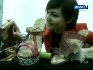 Kreasi Sandal dari Pelepah Pisang