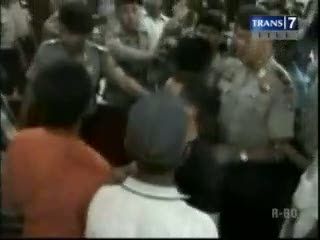 Sidang Perdana Kasus Pembunuhan Ricuh