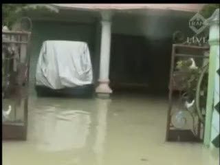 Korban Banjir Galang Dana di Pinggir Jalan