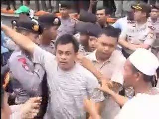 Lapak Dibongkar, Puluhan Pedagang Ngamuk