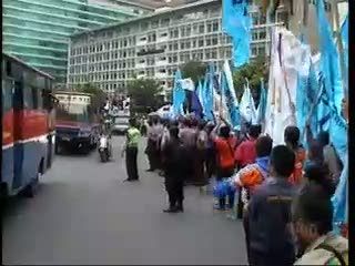Ribuan Buruh Turun ke Jalan