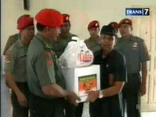 Kopassus Bagikan Sembako Bagi Pejuang