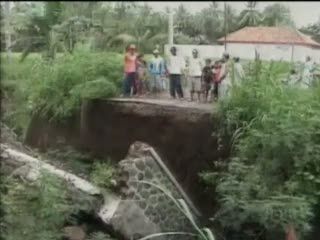 Tergerus Banjir, Jembatan Ambruk