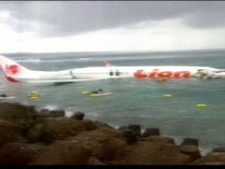 Pesawat Lion Air Salah Mendarat dan Jatuh ke Laut