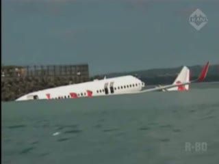 Warga Sewa Perahu untuk Dekati Pesawat